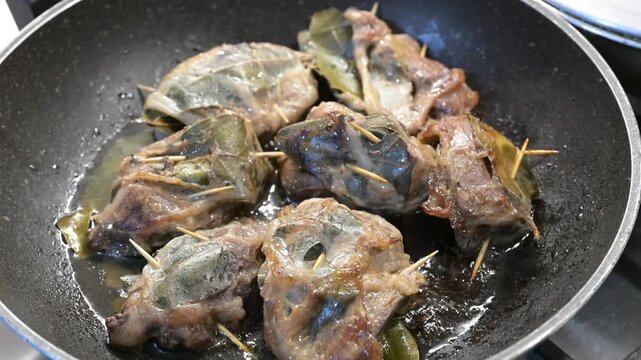 A humble dish typical of peasant families, when nothing of the pig was thrown away, and when there was no fear of the fat dripping into the pan; on the contrary, when that was precisely the good thing