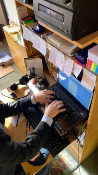 Trabajando con ordenador port&aacute;til, calculadora y post it en escritorio de oficina