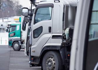 日本の高速道路サービスエリアのトラックの様子