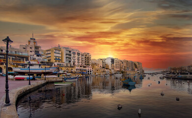 Obraz premium Spinola Bay, San Giljan near Sliema, Malta