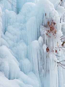 冬の岐阜県の観光名所飛騨の氷の渓谷の美しい氷の滝の風景
