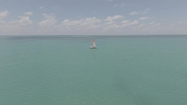 BARCO EM ALTO MAR COM O MAR AZUL LINDO DE SE VER (A boat on the high seas with a beautiful blue sea to behold.)