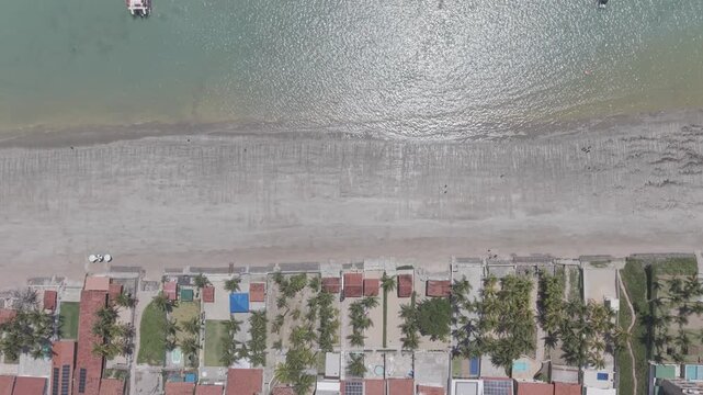 DRONE MOSTRANDO UM POUCO DO MAR E A AREIA, EM CABEDELO JO&Atilde;O PESSOA PARAIBA (Drone showing a bit of the sea and sand in Cabedelo, Jo&atilde;o Pessoa, Para&iacute;ba.)