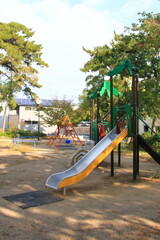 日本の住宅街にある公園の風景：兵庫県西宮市松風公園(縦長)