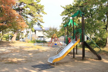 日本の住宅街にある公園の風景：兵庫県西宮市松風公園(横長)