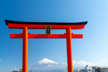 富士山と赤い鳥居