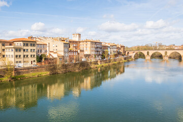 Fototapeta premium Montauban town over the Lot river with old bridge - France
