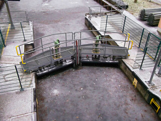 Eingefrorene Schleusentore Oberhalb der Schleuse