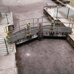 Eingefrorene Schleusentore Oberhalb der Schleuse