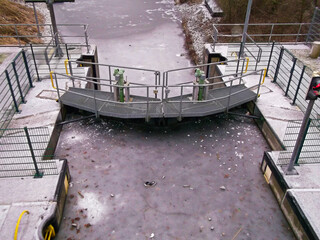 Eingefrorene Schleusentore unterhalb der Schleuse