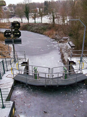 Eingefrorene Schleusentore unterhalb der Schleuse