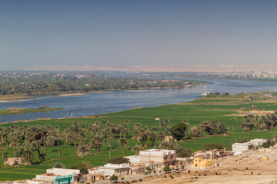 Vue sur la vall&eacute;e du Nil au niveau d&rsquo;El Minya, Moyenne Egypte. L&rsquo;agriculture &eacute;gyptienne est essentiellement concentr&eacute;e sur une bande de quelques kilom&egrave;tres de part et d&rsquo;autre du Nil.