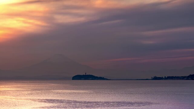湘南葉山の渚橋から見える江ノ島方面の夕景(タイムラプス・画角縦移動)