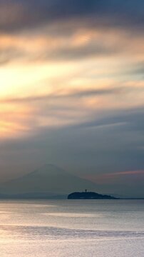 湘南葉山の渚橋から見える江ノ島方面の夕景(タイムラプス・画角固定)縦動画