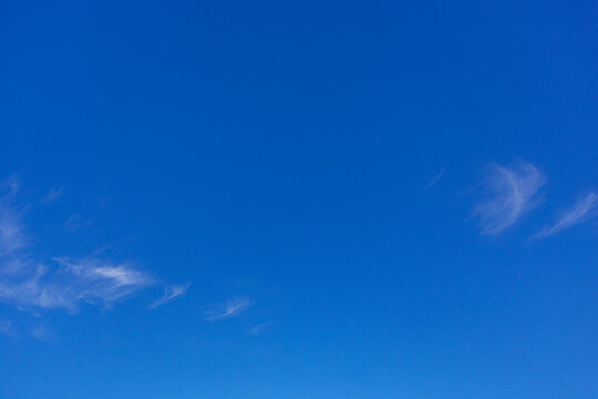 c&eacute;u azul com nuvens