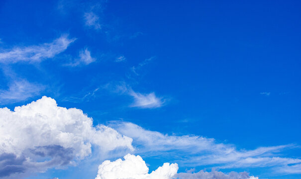 c&eacute;u azul com nuvens
