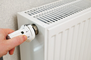 Regulating the temperature of a heating radiator using a thermostatic head in a house.
