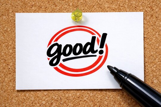 コルクボードにピン留めされたgoodの文字で評価や合格を前向きに伝えるメッセージ表現