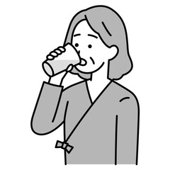 バリウムを飲む検査着の年配の女性