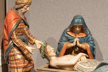 Fotobehang Jezus Christus VIGEVANO, ITALY - JANUARY 18, 2026: The detail of carved sculptural goroup Compianto sul Cristo morto - Lementation over death Chrfist in the Cathedral of St. Ambrose by unknown artist (1500 - 1549).   © Renáta Sedmáková