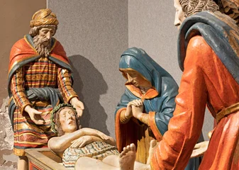 Fotobehang Jezus Christus VIGEVANO, ITALY - JANUARY 18, 2026: The detail of carved sculptural goroup Compianto sul Cristo morto - Lementation over death Chrfist in the Cathedral of St. Ambrose by unknown artist (1500 - 1549).   © Renáta Sedmáková