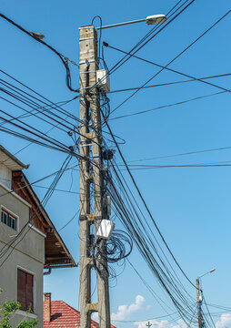 Poteau &eacute;lectrique tr&egrave;s charg&eacute; &agrave; Turda, Transylvcanie, Roumanie
