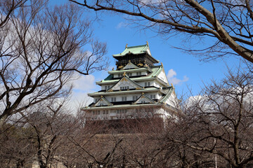 Naklejka premium Osaka Castle, Japan – Historic Japanese Landmark with Traditional Architecture and Blue Sky