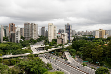 Fototapeta premium Modern urban landscape in São Paulo where highways, buildings, and green spaces coexist, representing sustainable city growth and development.