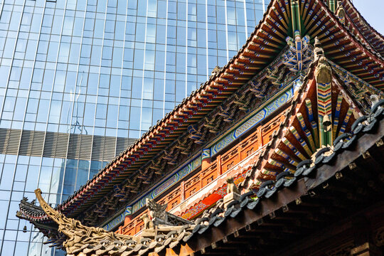 Contrast of traditional and modern architecture in Chongqing