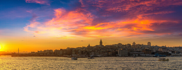 Obraz premium Panorama of gulf of the Golden Horn and Galata tower at sunset in Istanbul, Turkey