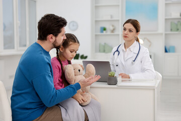Obraz premium Little girl and her father having appointment with doctor in hospital