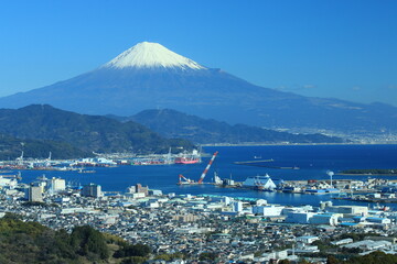 清水の街並みと富士山