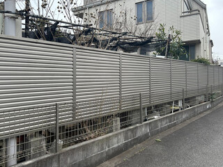 戸建て住宅の目隠しアルミフェンス