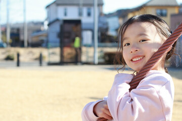 冬の公園で遊ぶ女の子