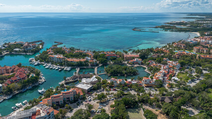 Vista a&eacute;rea panor&aacute;mica de marina con yates y desarrollo hotel frente al mar Caribe en destino tropical. Escena que representa turismo de lujo, inversi&oacute;n inmobiliaria y estilo de vida exclusivo e