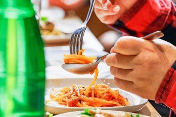 パスタを食べる食事風景