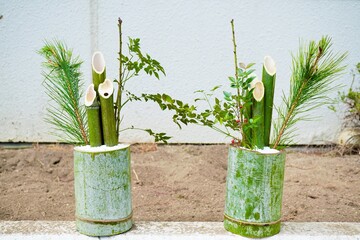 屋外に置かれた作りかけの小さい一対の門松、正月の準備、日本の伝統行事