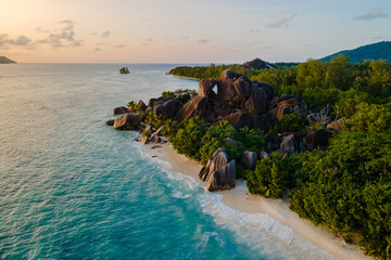 Obraz premium Explore the stunning beauty of Anse Source d'Argent beach in La Digue, Seychelles at sunset