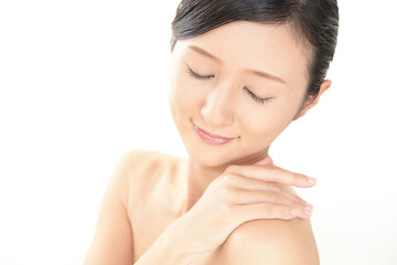 スキンケアをする女性