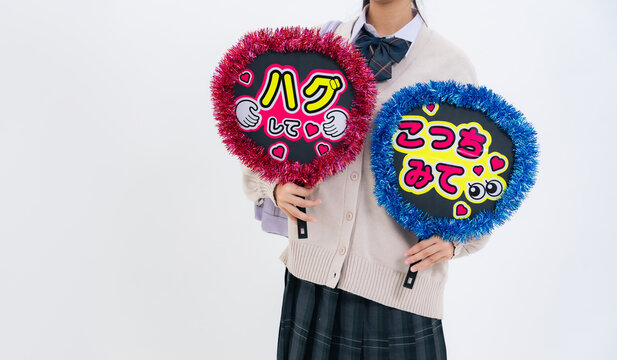 推し活うちわを持った女子学生