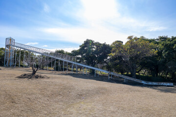 公園の長いすべり台