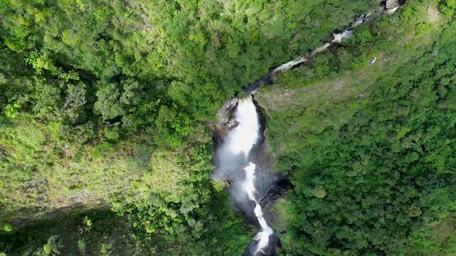 A hidden natural gem in Huila, Salto de Bordones offers panoramic views, trails, and a relaxing escape outdoors.