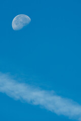 Obraz premium moon visible in clear blue sky during daytime