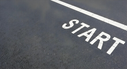 右上の停止線とSTARTの文字。左側と下部に広い余白があるアスファルト道路背景。ビジネスの開始。