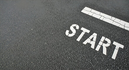 Fototapeta premium 右上の停止線とSTARTの文字。左側と下部に広い余白があるアスファルト道路背景。ビジネスの開始。