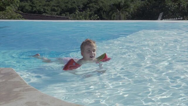 petite fille se baignant dans piscine