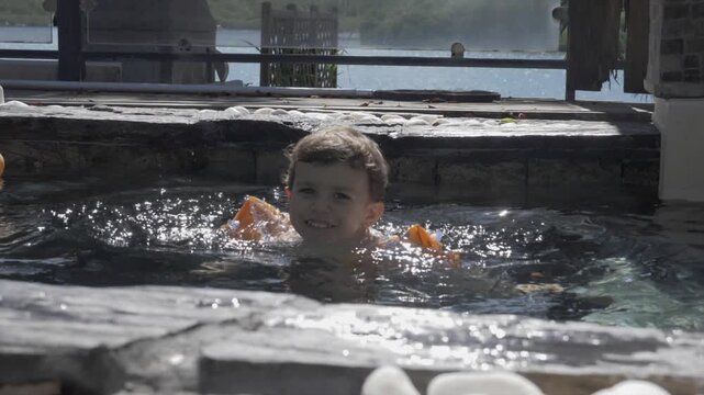 Enfant se baignant dans piscine