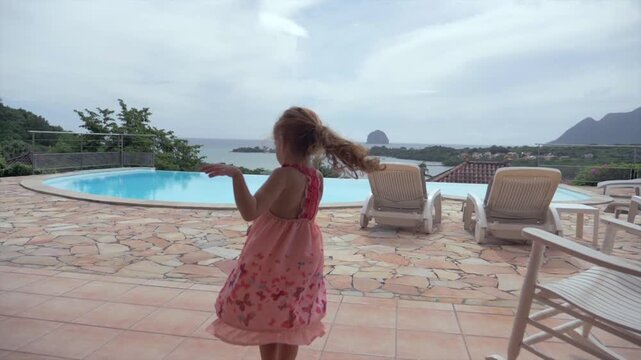 petite fille au cheveux long dansant