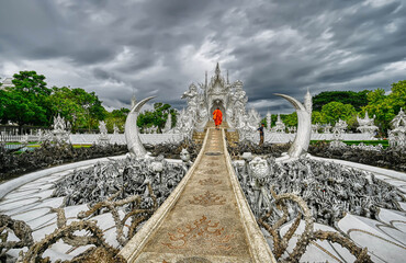 Der Weg zum Wei&szlig;en Tempel , Wat Rong Khun, in der Provinz Chan Rai (Thailand)