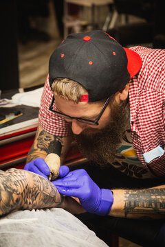 Tattoo artist makes a tattoo